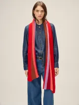 Bufanda de lana tejida con diseño de rayas verticales en tonos rojos, rosas, lilas y marrones.