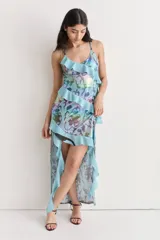 Vestido largo con estampado floral multicolor, escote en V, breteles finos y volados asimétricos.