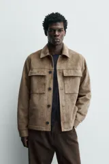 Sobrecamisa regular fit color verde oscuro, confeccionada en tejido efecto ante. Cuenta con cuello solapa, manga larga con puño abotonado, bolsillos de plastrón con solapa en el pecho y bolsillos de vivo en la cadera. El cierre es frontal con botonadura.