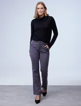 Pantalón negro de pierna ancha, marca Dictionary, confeccionado en tejido elastizado. Presenta pretina con pasadores, botón y cierre. Delantera con bolsillos y trasera con bolsillos simulados.