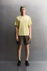 Remera Zara Athleticz de corte relaxed fit, confeccionada en tejido técnico fluido y ligero, en color verde militar. Presenta cuello redondo, manga corta y pequeño estampado a contraste en el pecho.
