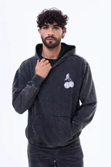 Buzo con capucha tipo canguro, confeccionado en tela con efecto lavado, color negro. Presenta un estampado frontal de dos bolas de billar número 8 con forma de cerezas y bolsillo delantero tipo canguro.