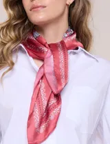 Bandana de satén cuadrada con estampado paisley y arabescos.