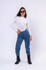 Body de manga larga confeccionado en jersey con lycra, de color blanco, con cuello redondo y corte cavado en la zona de la cadera.