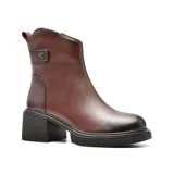 Bota corta de cuero color marrón, con elástico lateral, detalle de hebilla metálica y taco cuadrado.