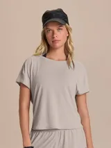Remera deportiva de corte holgado con mangas cortas y abertura en la espalda para mayor ventilación. Confeccionada en tejido liviano y respirable con tecnología de secado rápido.