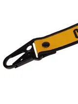 Llavero de cinta tejida Caterpillar, color amarillo con bordes y letras negras, y gancho metálico negro desmontable.