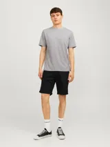 Short chino regular fit color negro, confeccionado en sarga de algodón con elastano, con dobladillo en las piernas y bolsillos laterales.