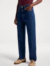 Pantalón de jean modelo mom con cintura alta, corte recto y color azul clásico.