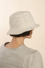 Sombrero tipo pescador unisex, color marrón con diseño de espiga. Confeccionado en lana fina sin teñir.