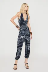 Body de escote en V profundo y tirantes halter, confeccionado con estampado en tonos oscuros con motivos florales y de mariposas.