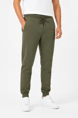 Pantalón de jogging de felpa color verde oliva, con cintura elástica ajustable mediante cordón y puños acanalados en los tobillos.