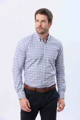 Camisa sport de manga larga con estampado a cuadros en tonos celestes, blancos y grises, de corte clásico con cuello con botones.