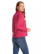 Camisa de crepe color beige con cuello clásico, cierre frontal con botones y dos bolsillos aplicados en el pecho.