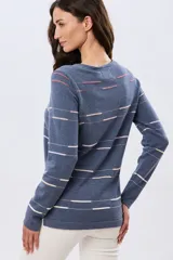 Buzo de tejido de punto de algodón en color azul, con cuello redondo, manga larga y diseño de líneas finas horizontales con detalles en tonos rosados y beige.