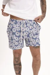 Short de baño con estampado floral en tonos rosados, marrones y grises, con cintura elástica y cordón ajustable blanco.