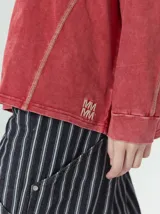 Remera de manga larga con cuello redondo, confeccionada en algodón con efecto lavado. Presenta costuras decorativas en color contrastante en sisas, mangas y frente, con un corte holgado y logo bordado en el frente.