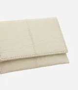 Billetera femenina tipo sobre, confeccionada en poliuretano con textura de piel de cocodrilo en relieve. Cuenta con una solapa estructurada, cierre con botón a presión y divisiones internas para tarjetas.