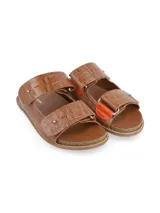 Sandalias de cuero con textura de reptil en color camel, con dos tiras anchas ajustables mediante hebillas metálicas y plantilla de corcho.