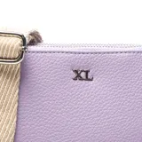 Bandolera rectangular color lila, con correa ancha de tela color crudo con diseño en espiga. Tiene dos compartimentos con cierre y un bolsillo interno con cierre.