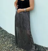 Falda larga plisada color plateado y negro con cintura elástica.