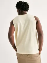 Musculosa de hombre color beige, de corte clásico y sin mangas, con pequeño estampado tipográfico en el pecho.