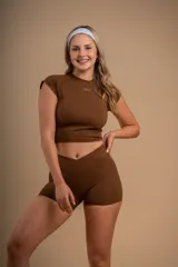 Short deportivo negro de tiro alto con logo de la marca en la cintura.