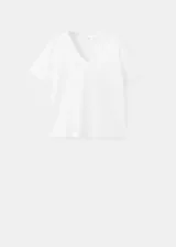 Camiseta blanca de algodón con cuello en V y mangas cortas, de corte ajustado al cuerpo.