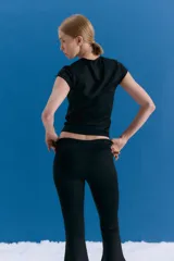 Remera de cuello redondo y manga corta, confeccionada en lycra con textura tipo neoprene. Presenta un calce ajustado al cuerpo y un isologo bordado en el centro del pecho.