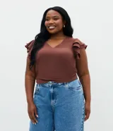 Blusa de crepé color marrón, con escote en V y mangas cortas con volados dobles en los hombros.