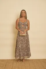 Vestido largo de encaje marrón con diseño floral y paisley, tirantes anchos y aberturas en la cintura (cut-out).