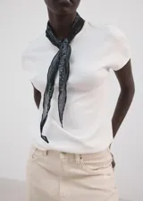 Camiseta blanca de manga corta y cuello redondo, de corte recto confeccionada en mezcla de algodón y modal.