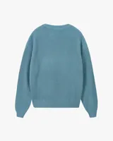 Suéter de punto grueso acanalado en color azul, con cuello redondo y mangas largas con puños extendidos que incluyen abertura para el pulgar. Presenta bordado frontal con el nombre de la marca y un pequeño detalle de cerezas.