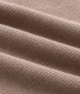 Suéter masculino de punto texturizado en color beige, con cuello polo, cierre frontal de tres botones, manga larga y terminaciones acanaladas en puños y ruedo.