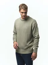 Buzo tejido de algodón con cuello redondo, puños y ruedo acanalados. Presenta un diseño clásico y confortable con una textura suave.