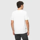 Remera blanca de corte regular con cuello redondo y mangas cortas. Presenta un estampado frontal con la frase 'BLACK IN BLACK' en color negro.