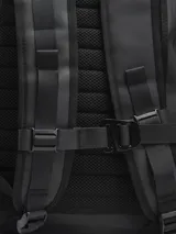 Mochila negra impermeable de estilo moderno y estético, con diseño opaco. Cuenta con compartimento principal con funda acolchada para computadora, varios bolsillos organizadores internos y bolsillos externos con cierre a los lados. Incluye correas ajustables con broche frontal para mayor estabilidad.