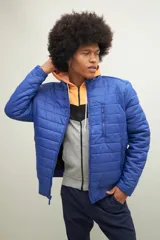 Campera roja matelaseada con cuello mao, cierre frontal con cremallera, bolsillos laterales con cremallera y puños y bajo elastizados.