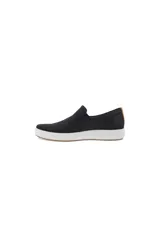 Zapatillas Ecco Soft 7 sin cordones, color negro con capellada de cuero perforado y detalles en gamuza. Suela blanca con base marrón.