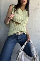 Chaleco tejido color verde claro con diseño de trenzas.