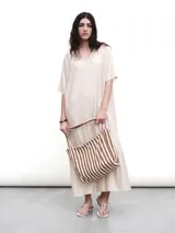 Vestido largo color crema con escote en V y mangas cortas, de corte oversize y tejido con un toque de lurex.