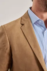 Saco sport marrón de gamuza ecológica con dos botones frontales y forro interno completo.