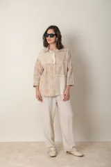 Camisa italiana beige de algodón con broderie y apliques calados con lurex.