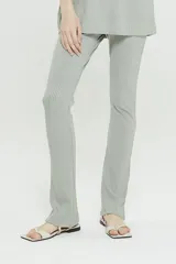 Pantalón largo de morley color verde, ajustado al cuerpo, con cintura elástica y tajo lateral interno en el ruedo.