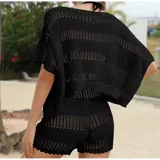 Conjunto de dos piezas tejido en punto calado color blanco, compuesto por una blusa de corte holgado con cuello redondo y mangas cortas, y un short de tiro medio con cintura elástica ajustable mediante cordón.