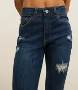 Pantalón skinny jeans de tiro alto con roturas y barra deshilachada.