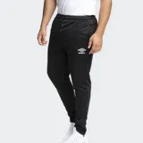 Pantalón de jogging Umbro color negro, con logo blanco de la marca en el muslo izquierdo. Tiene cintura elástica con cordón ajustable y puños ajustados.