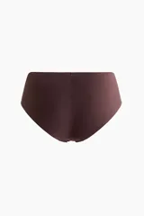 Pack de tres bombachas tipo hipster de microfibra, corte clásico y diseño sin costuras con bordes cortados por láser en tonos neutros marrón, tostado y crudo.