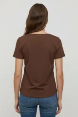 Remera de algodón color terracota, con cuello en V y mangas cortas, de corte holgado.