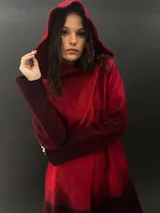 Tapado largo de lana merino color gris oscuro con teñido degradado en gris claro en ruedo, mangas y capucha. Tiene corte recto, bolsillos laterales y cierre cruzado con broches a presión ocultos en los hombros.